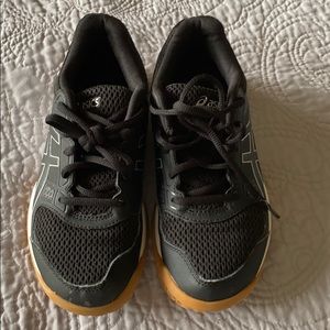 ASICS volleyball shoes size 5